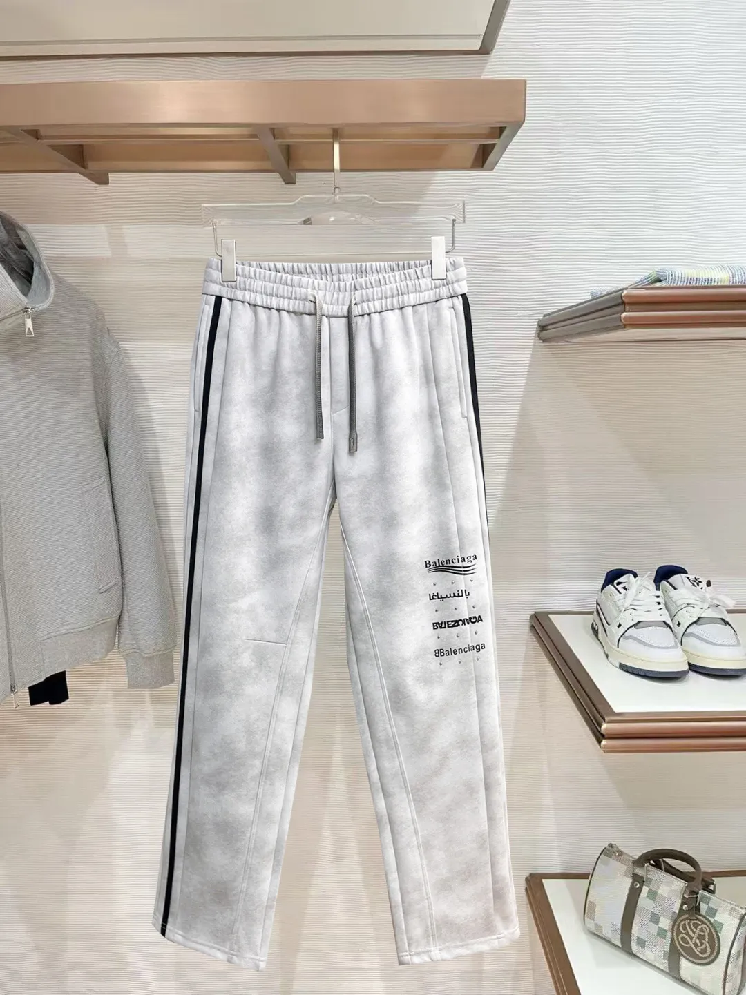 Balenciaga 🆕2026 Autumn and Winter New Arrival Casual Pants! The official website will be released simultaneously. Brand Classic LOGO casual pants, customized fabrics, excellent comfort and strong touch. Highly recognisable, perfect appearance and craftsmanship. Size:M-3XL